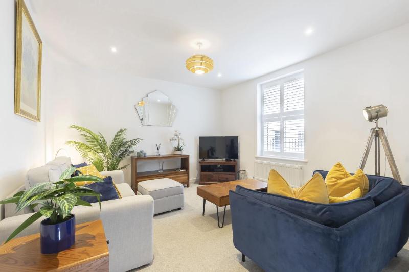 Stylish 2-Bed Home in Fairview with Free Parking - image 1
