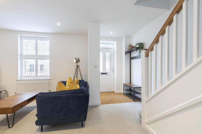 Stylish 2-Bed Home in Fairview with Free Parking - image 14