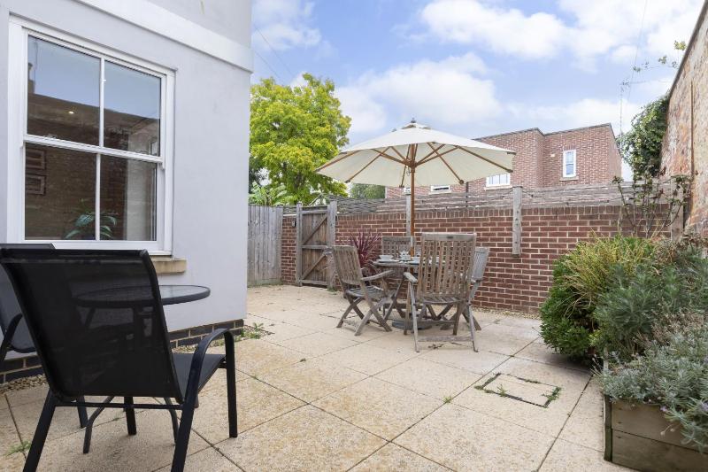 Stylish 2-Bed Home in Fairview with Free Parking - image 5