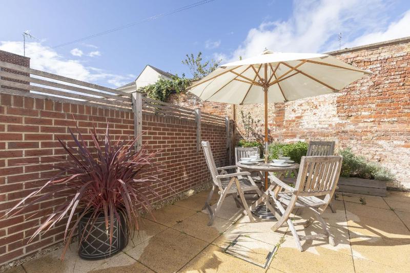 Stylish 2-Bed Home in Fairview with Free Parking - image 10