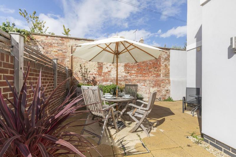 Stylish 2-Bed Home in Fairview with Free Parking - image 4