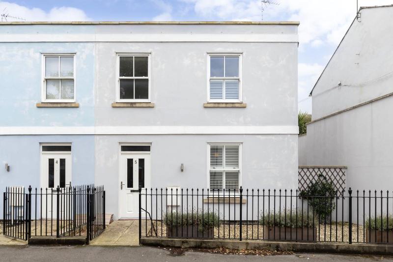 Stylish 2-Bed Home in Fairview with Free Parking - image 28