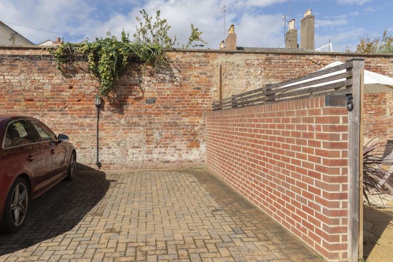 Stylish 2-Bed Home in Fairview with Free Parking - image 29