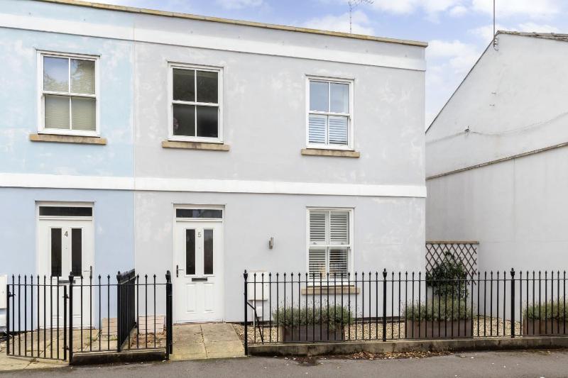 Stylish 2-Bed Home in Fairview with Free Parking - image 18
