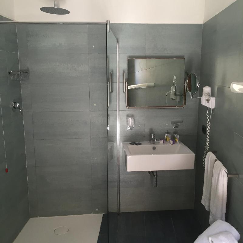 Ground Floor Double or Twin Room - Disability Access image 2