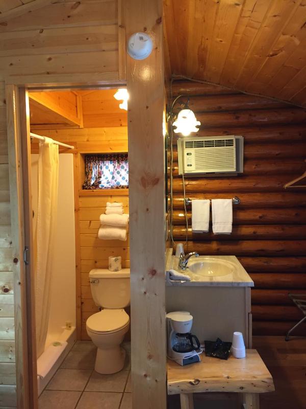 Queen Cabin - Pet Free image 4