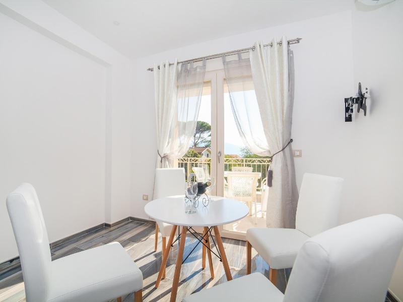 One Bedroom Apartment with Sea and Pool View image 1