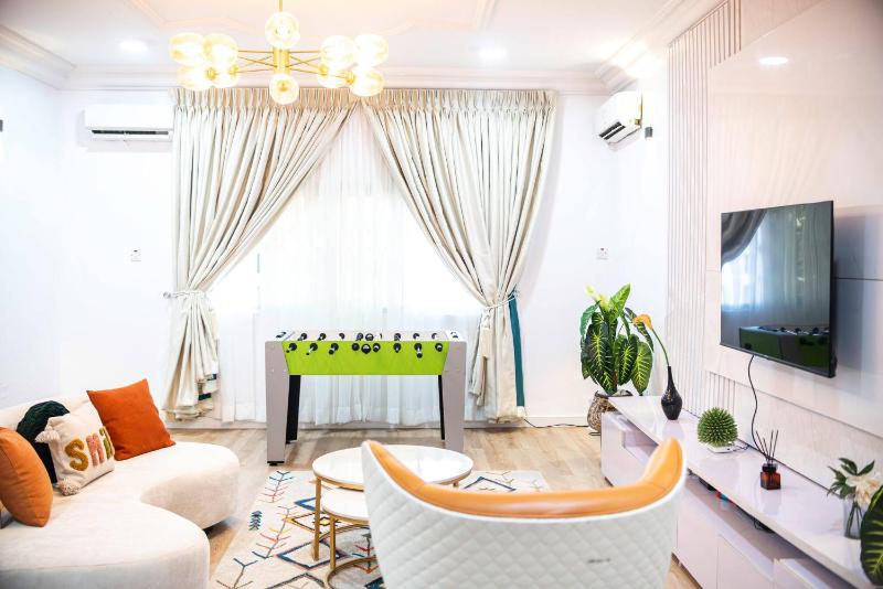 Stylish Lekki Phase 1 1BR Flat 24/7 Power - image 9