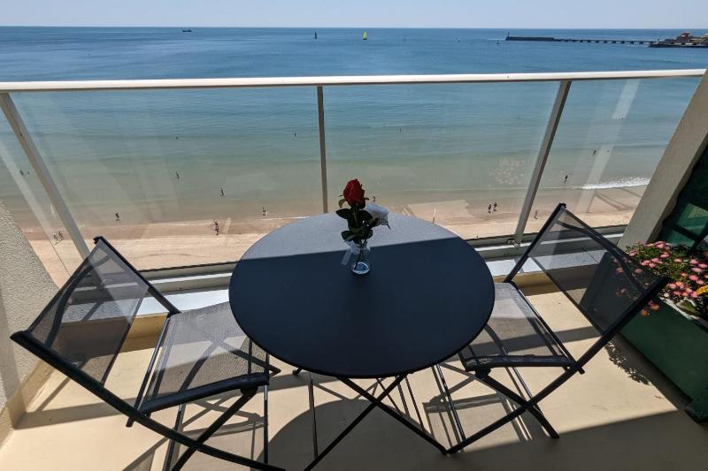 Cozy apartment with sea view - image 1