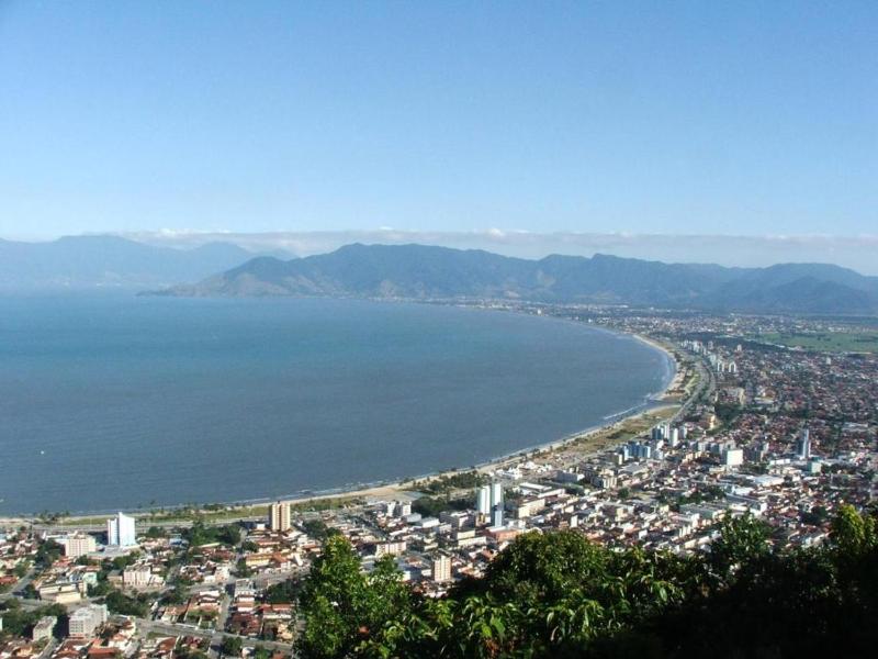 Sobrado em condomínio perto da praia localização privilegiada pet friendly - image 34