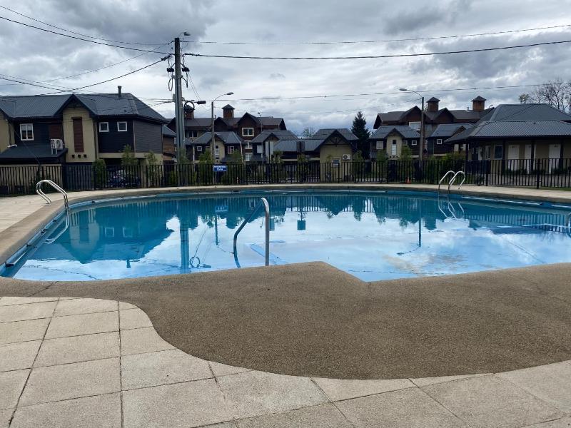 Amplia casa 3D3B en Pucón con piscina y quinchos - image 11