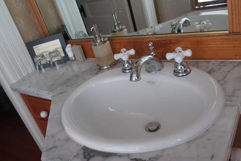 Queen Room image 2