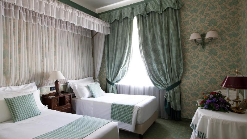Deluxe Twin Room image 4