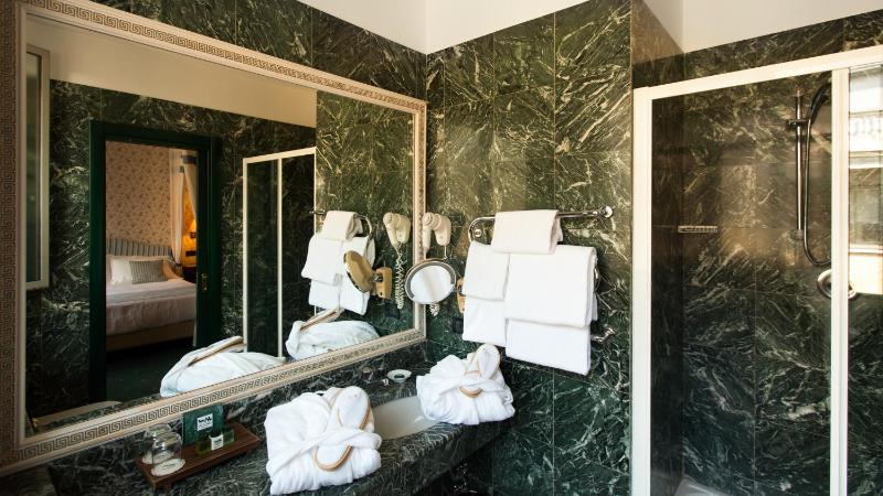 Deluxe Twin Room image 2