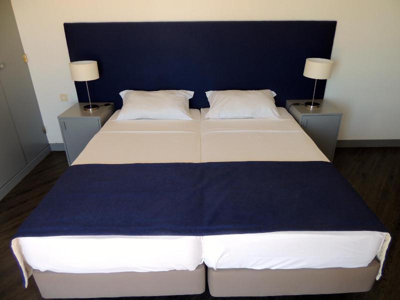 Two-Bedroom Apartment with Frontal Sea View image 4