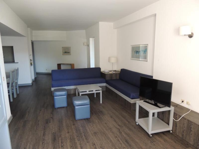 Two-Bedroom Apartment with Frontal Sea View image 3