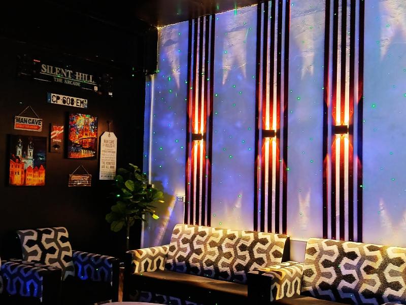 Crown Royale Hotel & Lounge - image 4