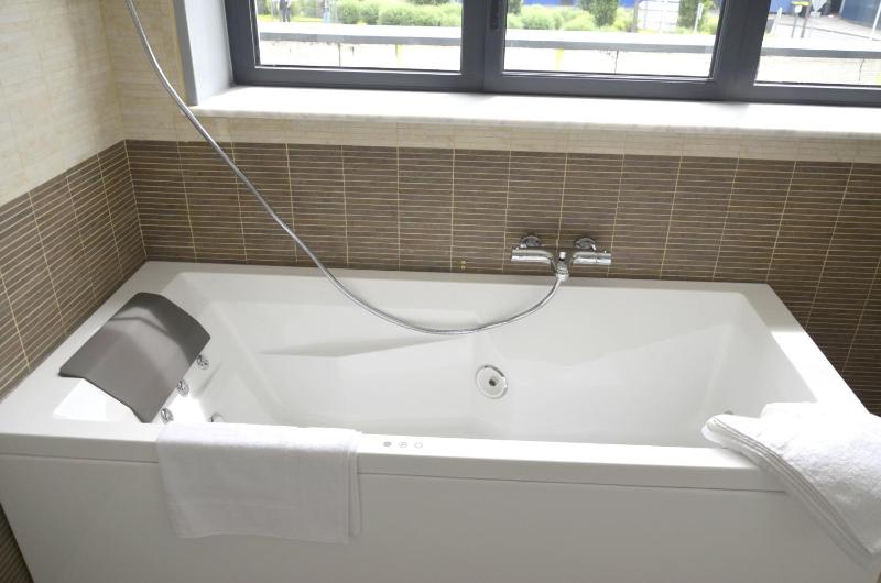 Double room with Spa Bath and Terrace image 3