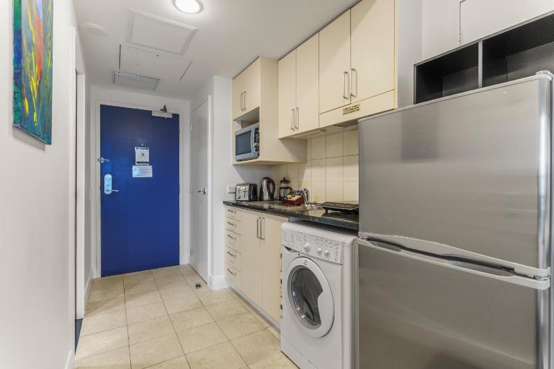 Skyline Sojourn Studio with Parking and Sea Views - image 4