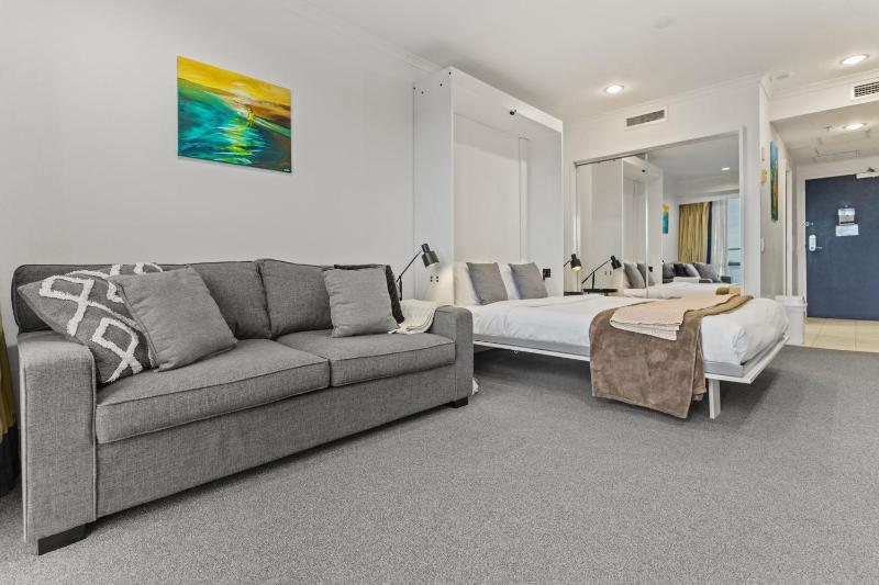 Skyline Sojourn Studio with Parking and Sea Views - image 13