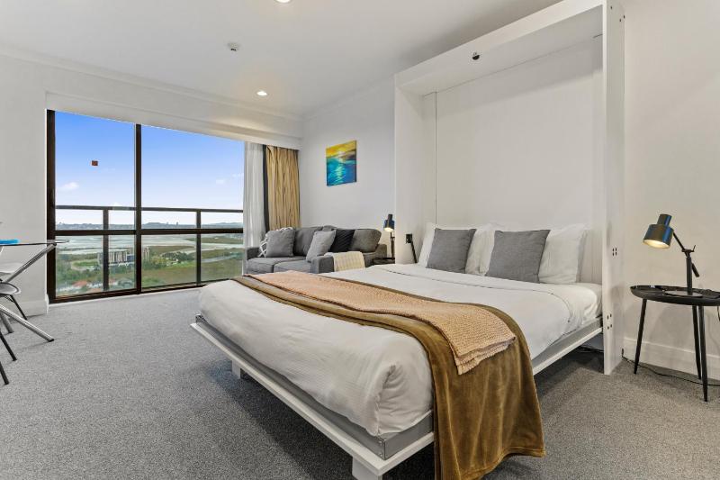 Skyline Sojourn Studio with Parking and Sea Views - image 8