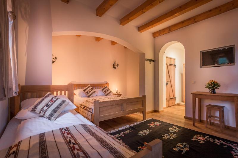 Standard Triple Room image 2