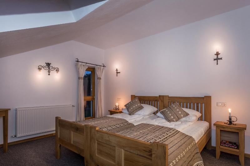 Twin Room with Bathroom image 2