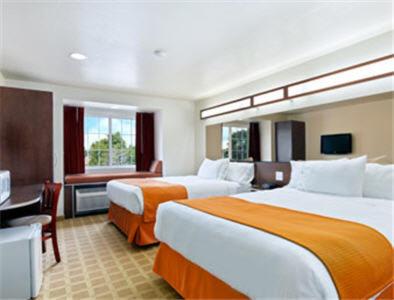 Queen Room with Two Queen Beds - Non-Smoking image 3