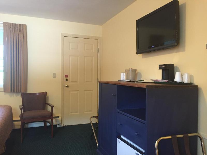 Standard King Room image 3