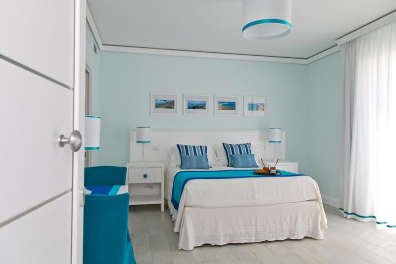 Double Room with Balcony image 4