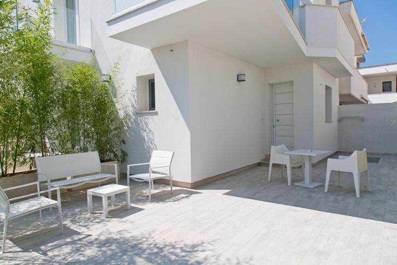 Superior Room with Patio image 3