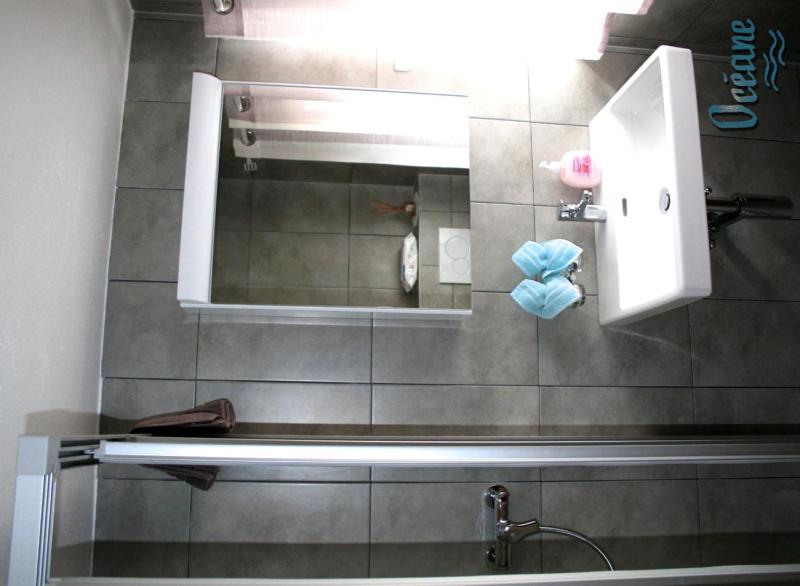 Twin Room with Private Bathroom image 2