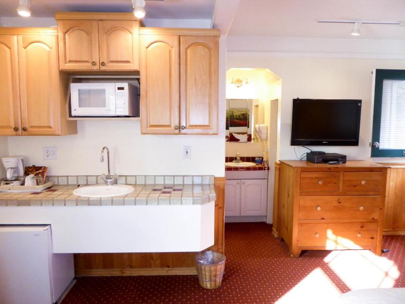 Sommerset King Room with Parking image 4