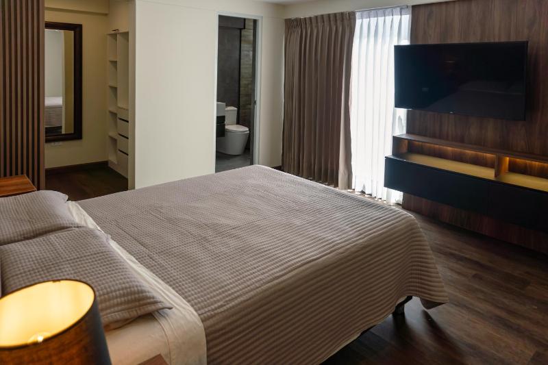 Exclusive Modern Apartment near the Airport - image 12
