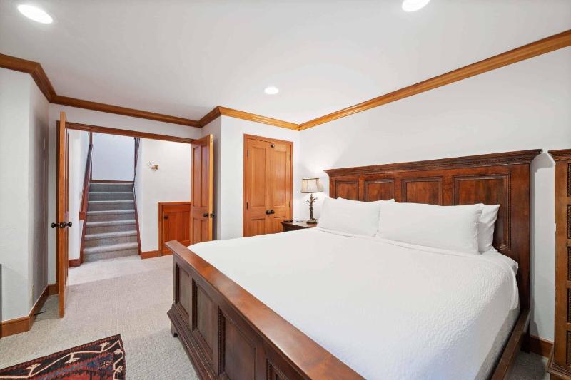 Meadows Townhome M2 by East West Hospitality - image 11