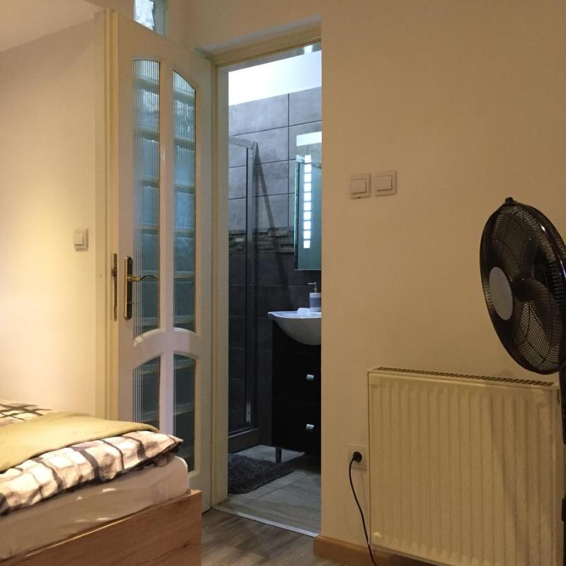 Apartment with Shower image 3
