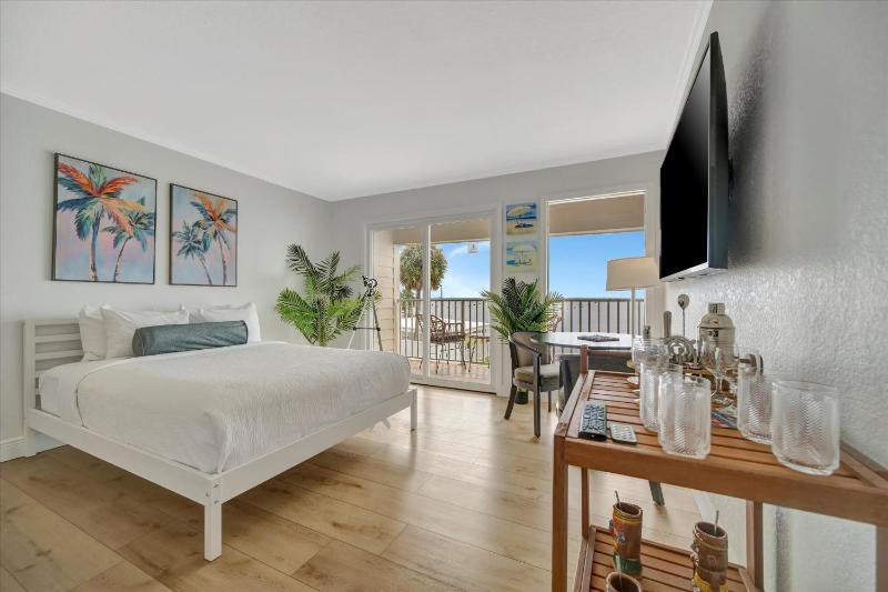 Palm Court a Bayview 2 Bed Suite & Heated Pool - image 13