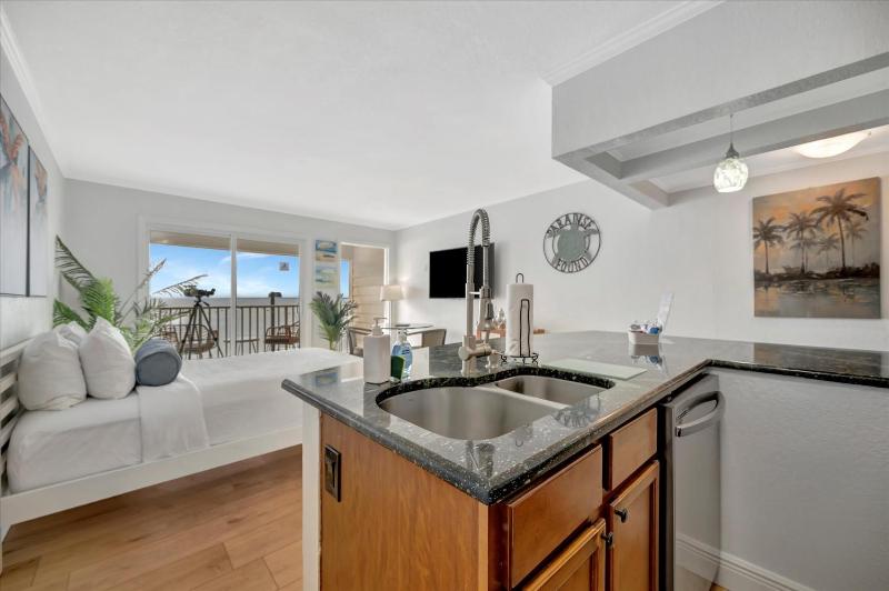 Palm Court a Bayview 2 Bed Suite & Heated Pool - image 14