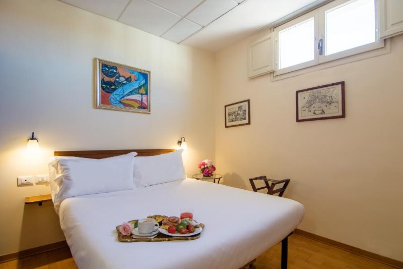 Economy Double Room image 3