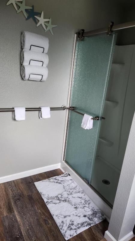 The Pacific Lookout Sleeps 6 Hot Tub Pet Friendly Ocean View EV Charger - image 14