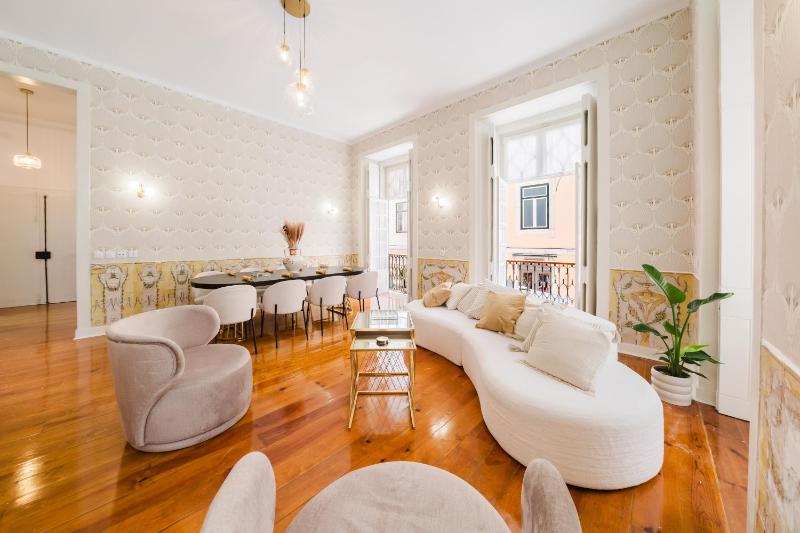 Luxury 5BR Apt Central Lisbon Castle Views wAC - image 7