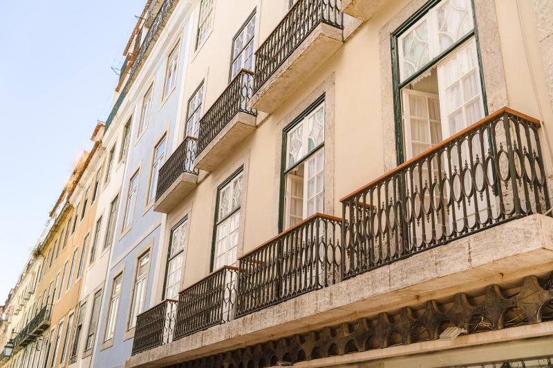 Luxury 5BR Apt Central Lisbon Castle Views wAC - image 11