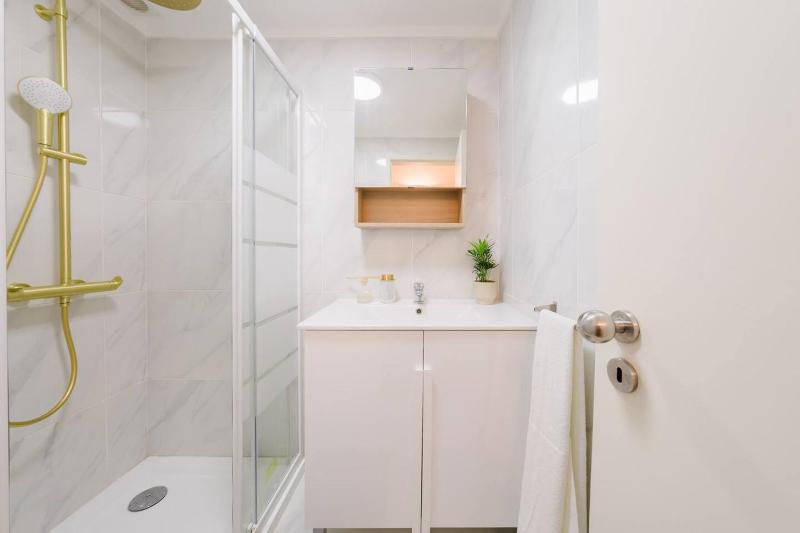 Luxury 5BR Apt Central Lisbon Castle Views wAC - image 15