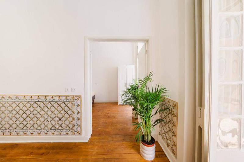 Luxury 5BR Apt Central Lisbon Castle Views wAC - image 9