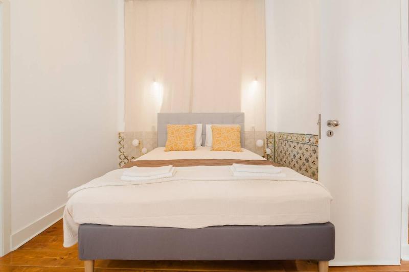 Luxury 5BR Apt Central Lisbon Castle Views wAC - image 5