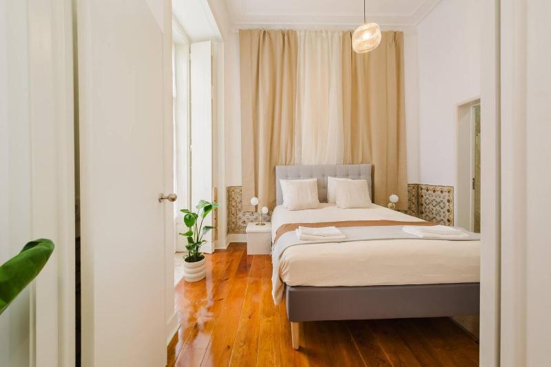 Luxury 5BR Apt Central Lisbon Castle Views wAC - image 2