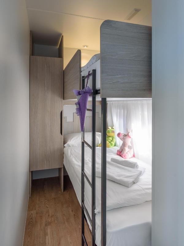 Superior Family Three-Bedroom Mobile Home image 3