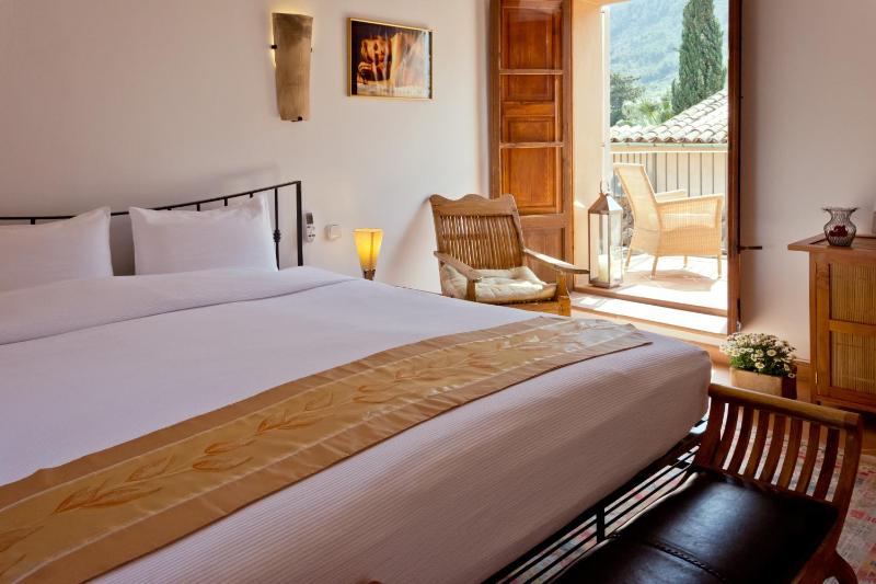 Double Room with Balcony image 4