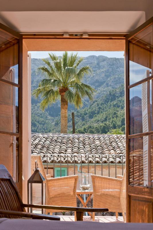 Double Room with Balcony image 3
