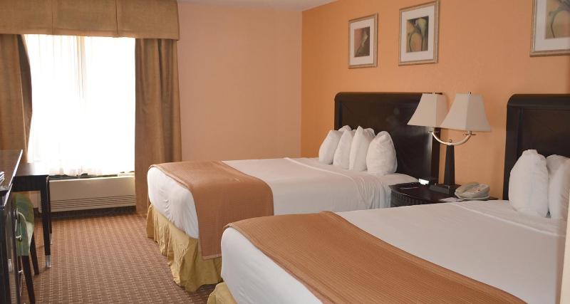 Queen Room with Two Queen Beds - Non-Smoking image 3